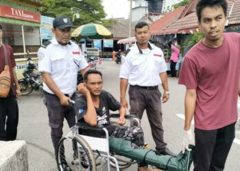 SEORANG nelayan yang cedera dalam kemalangan melibatkan dua buah bot di perairan Pulau Perhentian, Besut, Terengganu, hari ini.