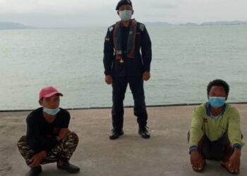 DUA pekerja sangkar ikan warga Myanmar ditahan selepas gagal mengemukakan permit sah ke negara ini pada kedudukan 0.1 batu nautika Timur Batu Uban, Pulau Pinang, semalam.