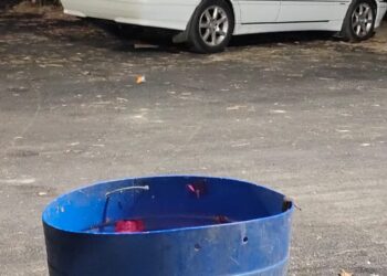 KERETA yang ditinggalkan bekas jurugambar sebuah akhbar yang dilaporkan hilang di laut namun ditemukan selamat pagi ini di lokasi jeti Pantai Malindo, Balik Pulau, Pulau Pinang.