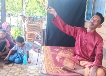 ROSMADI Rahim (kanan) menceritakan pengalamannya terapung hampir 24 jam selepas bot dinaiki bersama dua rakan karam di perairan Pulau Kapas, Terengganu, Selasa lalu. 