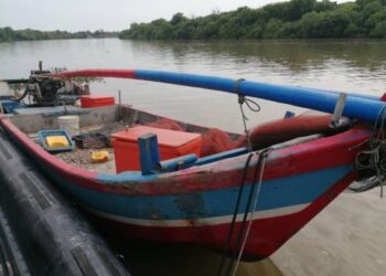 SEBUAH bot milik nelayan yang ditahan kerana menggunakan pukat rawa serong untuk menangkap ikan di pesisir Raut, Yan, Kedah, hari ini.