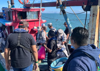 ANGGOTA Maritim Malaysia bersama AADK menjalankan pemeriksaan terhadap bot nelayan dalam operasi bersepadu di sekitar perairan Kuala Kedah, Alor Setar.