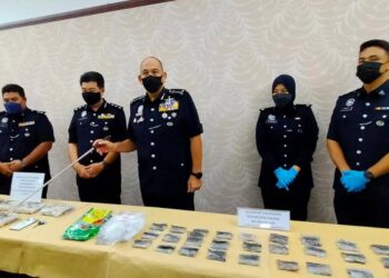 MIOR Faridalathrash Wahid (tengah) menunjukkan dadah yang dirampas dalam serbuan di Bandar Seri Botani, Simpang Pulai kelmarin dalam sidang akhbar di IPK Perak di Ipoh, Perak, hari ini. - UTUSAN/ASLIZA MUSA