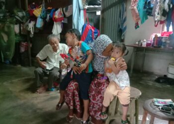 Siti Fatimah Abdullah dan suaminya, Mohd. Ismail Lai Abdullah kini memikul tangungjawab membesarkan dua cucu mereka yang masih kecil di Teluk Kumbar, Pulau Pinang.