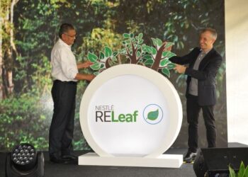 Shamsul Anuar Nasarah dan Ketua Pegawai Eksekutif Nestle (Malaysia) Bhd.,  Juan Aranols melancarkan Projek ReLeaf Nestle 
di Putrajaya, semalam.
