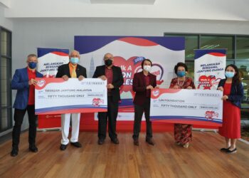 NESTLÉ OMEGA PLUS menyalurkan RM100,000 kepada Yayasan Jantung Malaysia (YJM) dan Yayasan Institut Jantung Negara (IJN). (Dari kiri) Juan Aranols, Gurbakhash Singh, Mohamed Zamri Mohamed Nezuri, Ahmad Faisal Azhan, Aishah Ong dan Lam Pui Yuee.