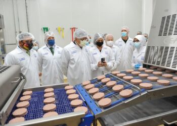 Sultan Sharafuddin Idris Shah, Tengku Permaisuri Norashikin dan Tengku Amir Shah melihat proses pembuatan produk makanan di kilang PBMS Nestle Malaysia di Seksyen 15, Shah Alam, semalam.
