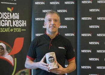 Juan Aranols menunjukkan NESCAFE Classic Kopi Kedah keluaran terbaharu Nestle di Kuala Lumpur, baru-baru ini.