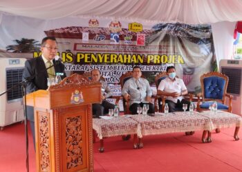 RUSDI Abd. Rahman berucap pada majlis penyerahan projek naik taraf sistem bekalan elektrik Hospital Melaka. - UTUSAN/MUHAMMAD SHAHIZAM TAZALI