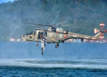 Salah satu ujian 'water jump' di mana peserta kursus  membuat terjunan dari helikopter Super Lynx ke laut dengan peralatan tempur beserta fin dengan ketinggian lima meter.