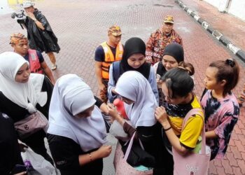 LAPAN pekerja sebuah pasar raya diselamatkan anggota BBP Kota Tinggi selepas tiga hari terperangkap dalam kejadian banjir di Kota Tinggi. – UTUSAN/MASTURA SURADI.