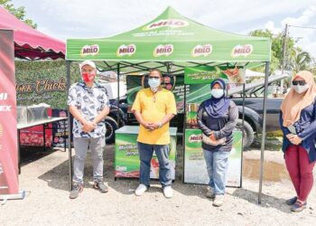 MOHD. Shukri (topi putih) menyampaikan sumbangan kepada mangsa gerai kena rempuh semalam.