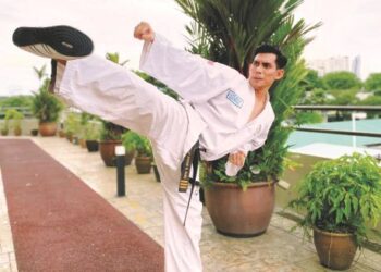 Ken menunjukkan salah satu aksi taekwondo.