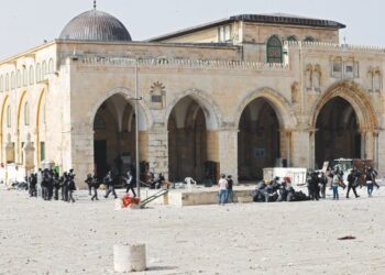 Kawasan Masjid al-Aqsa mengandungi tujuh masjid di dalamnya termasuk Masjid al-Qibliyy dan Masjid Qubbah al-Shakhrah yang mempunyai kubah berwarna kuning keemasan.