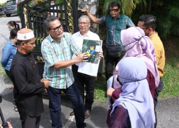 WAKIL NGO ketika menyerahkan memorandum berkaitan projek ladang hutan Kledang Saiong kepada wakil pejabat Sultan Perak di Bukit Chandan, Kuala Kangsar hari ini. - UTUSAN/MUHAMAD NAZREEN SYAH MUSTHAFA