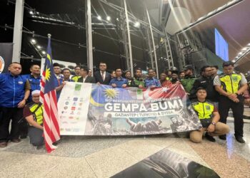 TIMBALAN Menteri Luar, Datuk Mohamad Alamin (tengah) ketika melepaskan sukarelawan Mapim ke Turkiye di KLIA. - FOTO WISMA PUTRA