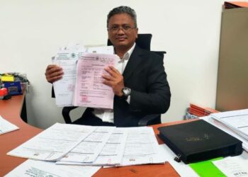 AHMAD Nazri Minhat menunjukkan dokumen pasangan tempatan yang gagal
mendapatkan pengesahan pernikahan luar negara sekali gus tidak boleh mendaftarkan perkahwinan mereka di Mahkamah Syariah sejak pintu sempadan ditutup. - UTUSAN/YATIMIN ABDULLAH