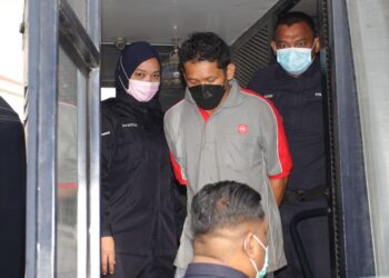 TERTUDUH dibawa ke Mahkamah Majistret  dan dituduh atas empat tuduhan membunuh dan dua berkaitan dadah di Bentong, Pahang.