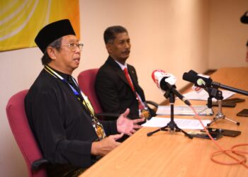 MOHAMMAD Nizar Jamaluddin dalam sidang akhbar di Ipoh hari ini. - UTUSAN/MUHAMAD NAZREEN SYAH MUSTHAFA