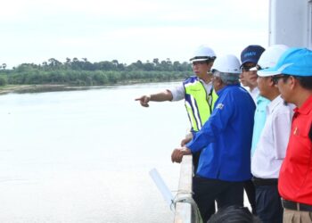 MOHAMAD Nizar Jamaluddin (kiri) ketika melawat  Loji Rawatan Air (LRA) Teluk Kepayang, Bota dekat Parit kelmarin. - UTUSAN/MUHAMAD NAZREEN SYAH MUSTHAFA