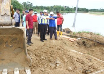 MOHAMMAD Nizar Jamaluddin (depan, tengah) melawat kerja pembaikan paip air di LRA Teluk Kepayang, Bota dekat Parit hari ini. - UTUSAN/MUHAMAD NAZREEN SYAH MUSTHAFA