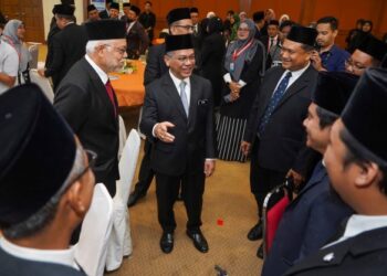 MOHD. Nai’m Mokhtar beramah mesra bersama sebahagian peguam syarie selepas menyempurnakan Majlis Pelancaran Program Konsultansi Syariah Secara Percuma Sempena Ramadan di Kompleks Mahkamah Syariah Kuala Lumpur, hari ini. - UTUSAN/ MUHAMAD IQBAL ROSLI