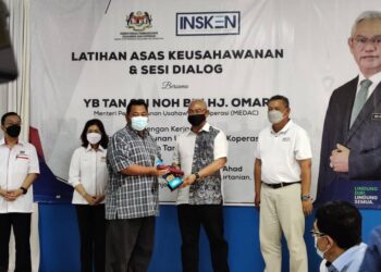 NOH Omar (dua dari kanan) menyerahkan sijil latihan keusahawanan kepada seorang penerima pada program program Latihan Asas Keusahawanan dan Sesi Dialog Bersama MEDAC di Pusat Latihan Kejuruteraan Pertanian, Tanjong Karang di Kuala Selangor, Selangor hari ini.