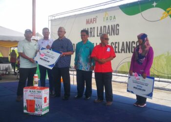 NOH Omar (tiga dari kiri) bersama penerima Anugerah Hasil Padi Tertinggi sempena Hari Ladang di Pusat Belian Sungai Burong hari ini. -UTUSAN/ABDUL RAZAK IDRIS