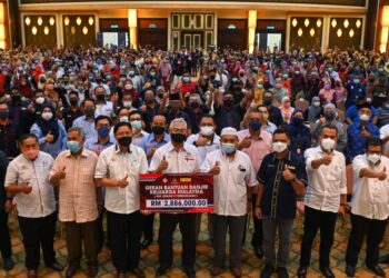 NOH Omar ( empat dari kiri) memegang replika geran Bantuan Banjir Keluarga Malaysia (BBKM) bernilai RM2.9 juta di Dewan Konvensyen Taman Tamadun Islam (TTI) di Kuala Terengganu. - UTUSAN/PUQTRA HAIRRY ROSLI