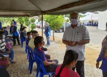 NOH Omar menyantuni penerima vaksin yang hadir di PPV Institut Pertubuhan Peladang, Tanjong Karang, Selangor.