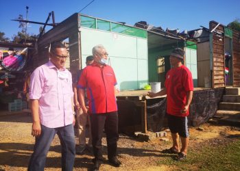 NOH Omar (dua dari kiri) melihat rumah penduduk di Kampung Limau Manis, Sepang yang rosak akibat dipukul ribut yang melanda kawasan itu pada Rabu lalu - FOTO: NUR SHARIEZA ISMAIL