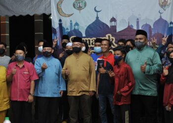 NOH Omar (tengah), Presiden Angkatan Koperasi Kebangsaan Malaysia Berhad (Angkasa) merangkap Presiden ASEAN Cooperative Organization (ACO), Datuk Seri Dr. Abdul Fattah Abdullah (kiri) dan Pengarah Program Gerakan Mahasiswa Tanjong Karang, Mohamad Firdaus Mohd Yusof (kanan) bersama peserta Program Semarak Ramadan di Tanjong Karang, Selangor, semalam.