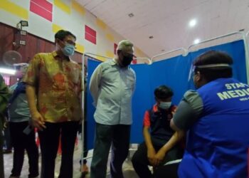 NOH Omar hadir ke PPV di Sekolah Menengah Kebangsaan Agama Kuala Selangor di Kuala Selangor melihat perjalanan pemberian vaksin kepada pelajar sekolah dalam Parlimen Tanjong Karang, hari ini.