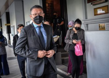 SIM Choo Thiam keluar dari Mahkamah Sesyen Kuala Lumpur bagi sebutan kes rasuah RM15 juta. - UTUSAN/FAIZ ALIF AHMAD ZUBIR