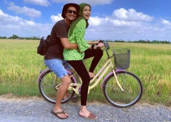 ELYANA dan suami tercintanya, Khairul bermesraan di atas sebuah basikal.
