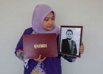 NOR Hidayu Abdul Wahab menerima Ijazah Sarjana Pentadbiran Perniagaan Allahyarham suaminya, Mohd. Huzir Mohamed dalam Majlis Idul Ilmi Konvokesyen Ke-12 Unisza, di Kuala Nerus, hari ini. - FOTO/PUQTRA HAIRRY ROSLI