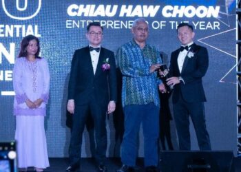 MENTERI Pembangunan Usahawan Dan Koperasi, Tan Sri Noh Omar menyampaikan hadiah kepada salah seorang pemenang.