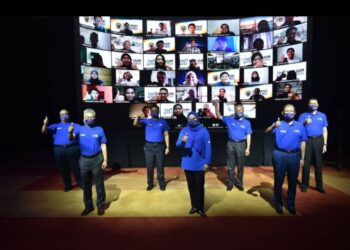 NORAINI Ahmad bergambar bersama penuntut IPT di seluruh negara secara video dalam majlis perasmian Pembudayaan Norma Baharu Kementerian Pengajian Tinggi hari ini.