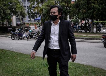 MOHD. Azhari Che Omar hadir di Mahkamah Sesyen Kuala Lumpur bagi menghadapi pertuduhan menipu syarikat pelaburan berhubung bayaran tuntutan lebih RM1.2 juta. - UTUSAN/FAIZ ALIF AHMAD ZUBIR