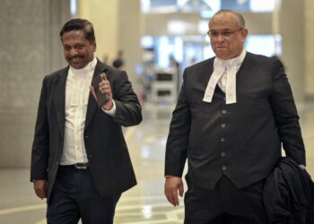 AKBERDIN Abdul Kader (kiri) memasuki lobi Mahkamah Rayuan Putrajaya sebelum rayuan Rosmah Mansor untuk mendapat kebenaran mencabar pelantikan Gopal Sri Ram. - UTUSAN/FAIZ ALIF AHMAD ZUBIR