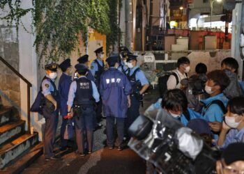 ANGGOTA polis kelihatan di lokasi serangan yang menyebabkan ibu dan anak mengalami kecederaan akibat ditikam di Shibuya, Tokyo.-KYODO