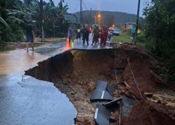 KEJADIAN tanah runtuh yang berlaku di Felda Titi, Jelebu petang tadi susulan hujan lebat yang berlaku di beberapa kawasan di Negeri Sembilan.