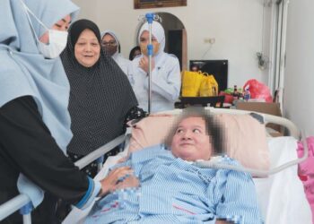 SITI Nurul Hidayah Mohamad Sofi (terlantar) dan Dayang Lohani Awang Zain (dua dari kiri) menerima kunjungan Penolong Pengarah Unit Khidmat Kesihatan MAINS, Norhafizah Daud (kiri) di Taman Bahau, Jempol baru-baru ini.- IHSAN MAINS