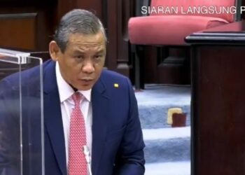 AMINUDDIN Harun sewaktu menjawab soalan dalam sesi pertanyaan lisan pada Persidangan Kedua Penggal Kelima Dewan Undangan Negeri (DUN) Negeri Sembilan Yang Ke-14 di Seremban hari ini.