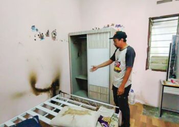 MOHD. Hafiz Hashim menunjukkan bilik dan barang-barang rumahnya yang terbakar secara tiba-tiba di Kampung Chuai Baru, Rembau, Negeri Sembilan. - UTUSAN/NOR AINNA HAMZAH