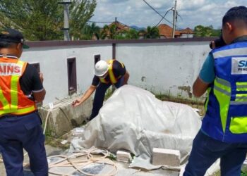 PENGUAT KUASA Sains dan SPAN menyerbu sebuah banglo dua tingkat di Taman Lavender Heights, Senawang, Seremban selepas disyaki mencuri air terawat dengan melakukan penyambungan paip tidak sah.
