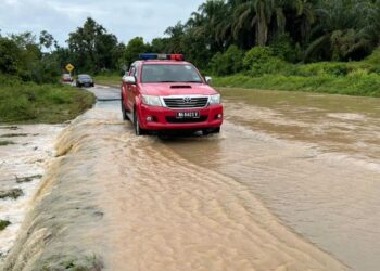 ANGGOTA Bomba dari Balai Bomba dan Penyelamat Seremban 2 mengadakan rondaan di Kampung Jimah Lama susulan banjir kilat sejak pagi tadi. - FOTO/ZAKKINA WATI AHMAD TARMIZI
