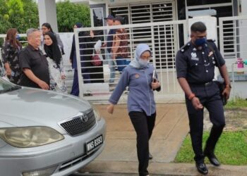 SURITA Budin (dua dari kanan) bersama pegawai penyiasat kes Inspektor M.Thinagaran dan pihak yang terlibat melawat pusat asuhan terlibat di Bandar Sri Sendayan, Seremban, hari ini. - UTUSAN/NOR SHAFAWATI YUP
