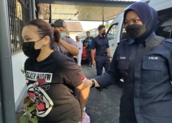 ASMIDAR Sitakar dibawa ke Mahkamah Majistret Rembau, hari ini atas dua tuduhan gagal memberikan keterangan munasabah berhubung pemilikan wang di dalam akaun bank miliknya. - FOTO/NOR AINNA HAMZAH