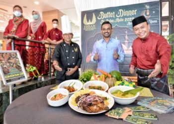 ABDUL Hamid P.V Abu (tengah) bersama Muhammed Ridzuan (kanan) dan Chef Amilludin Mansur ketika Majlis Prapelancaran Bufet Ramadan di Port Dickson hari ini. - FOTO/MOHD. SHAHJEHAN MAAMIN